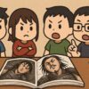 キングダムの慶舎について熱く議論する4人のファンが漫画本を囲んでいるイラスト